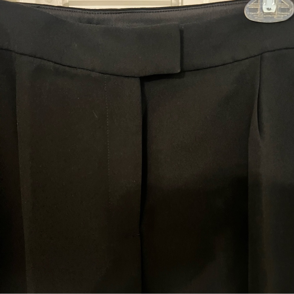J. Crew NWT Size 12
Limited-edition high-rise suit short in city crepe - Picture 3 of 6